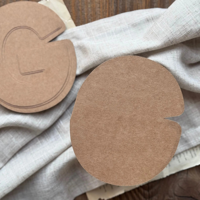 Baza do kartki handmade w kształcie litery G oraz papierowe wzorniki ułożone na ozdobnym tle.
