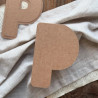 Baza do kartki handmade w kształcie litery P oraz papierowe wzorniki ułożone na ozdobnym tle.