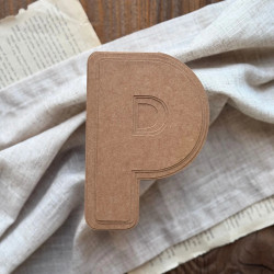 Baza do samodzielnego zrobienia kartki w kształcie litery P z zestawem 3 wzorników na ozdobnym tle.