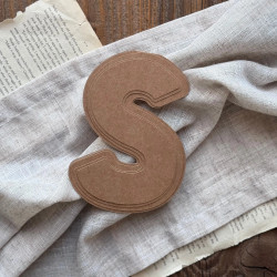 Baza do samodzielnego zrobienia kartki w kształcie litery S z zestawem 3 wzorników na ozdobnym tle.