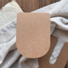 Baza do kartki handmade w kształcie litery U oraz papierowe wzorniki ułożone na ozdobnym tle.