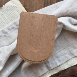 Baza do samodzielnego zrobienia kartki w kształcie litery U z zestawem 3 wzorników na ozdobnym tle.