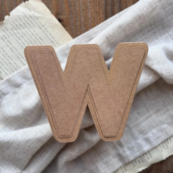 Baza do samodzielnego zrobienia kartki w kształcie litery W z zestawem 3 wzorników na ozdobnym tle.