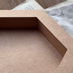 Zbliżenie na złożoną bazę shadow boxa w kształcie heksagonu