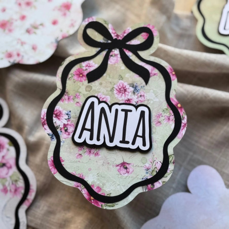 Zbliżenie na pierwszą, personalizowaną kartkę do zdjęć - z imieniem maluszka