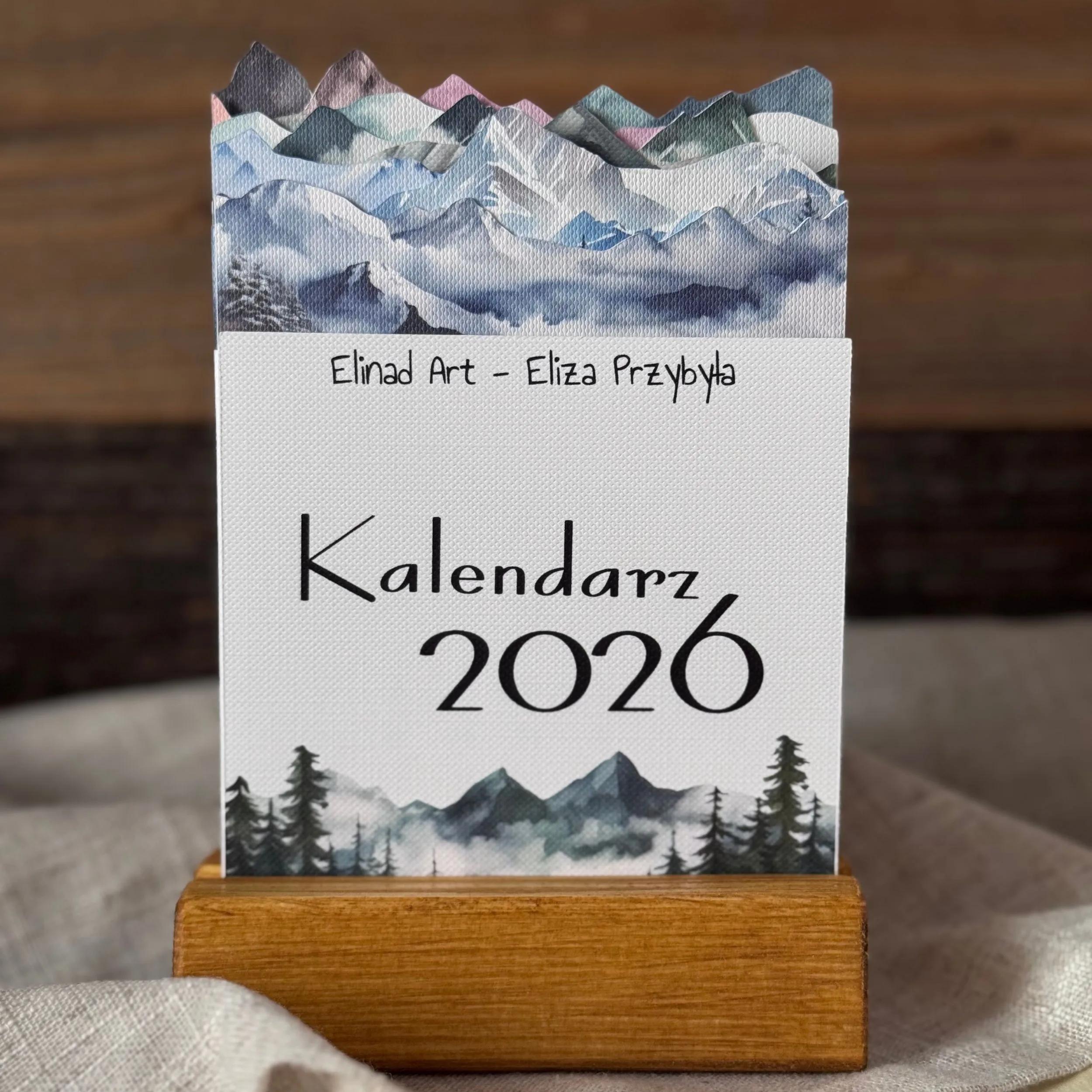 Górski kalendarz biurkowy w drewnianej podstawce