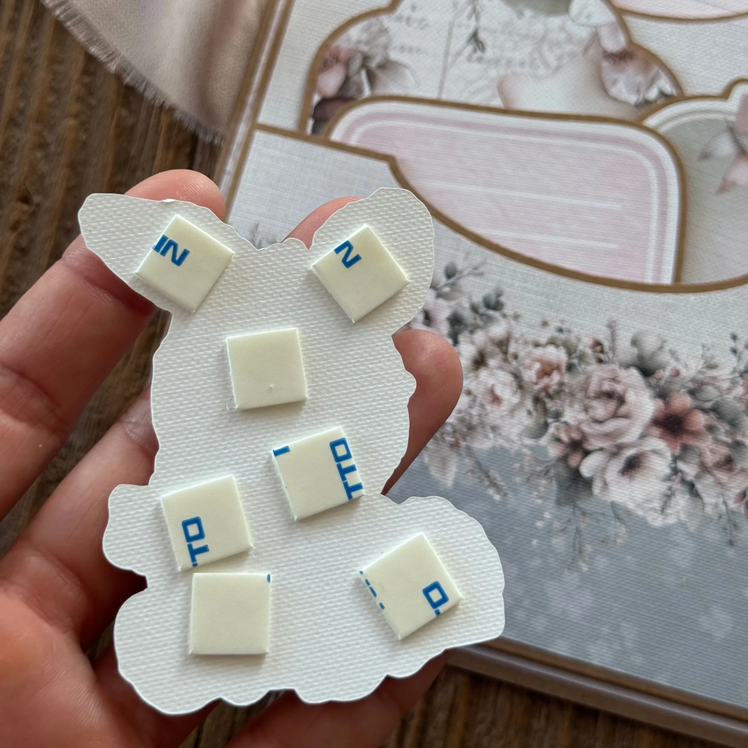 kostki piankowe 3D na grafice do mini albumu – efekt przestrzenny
