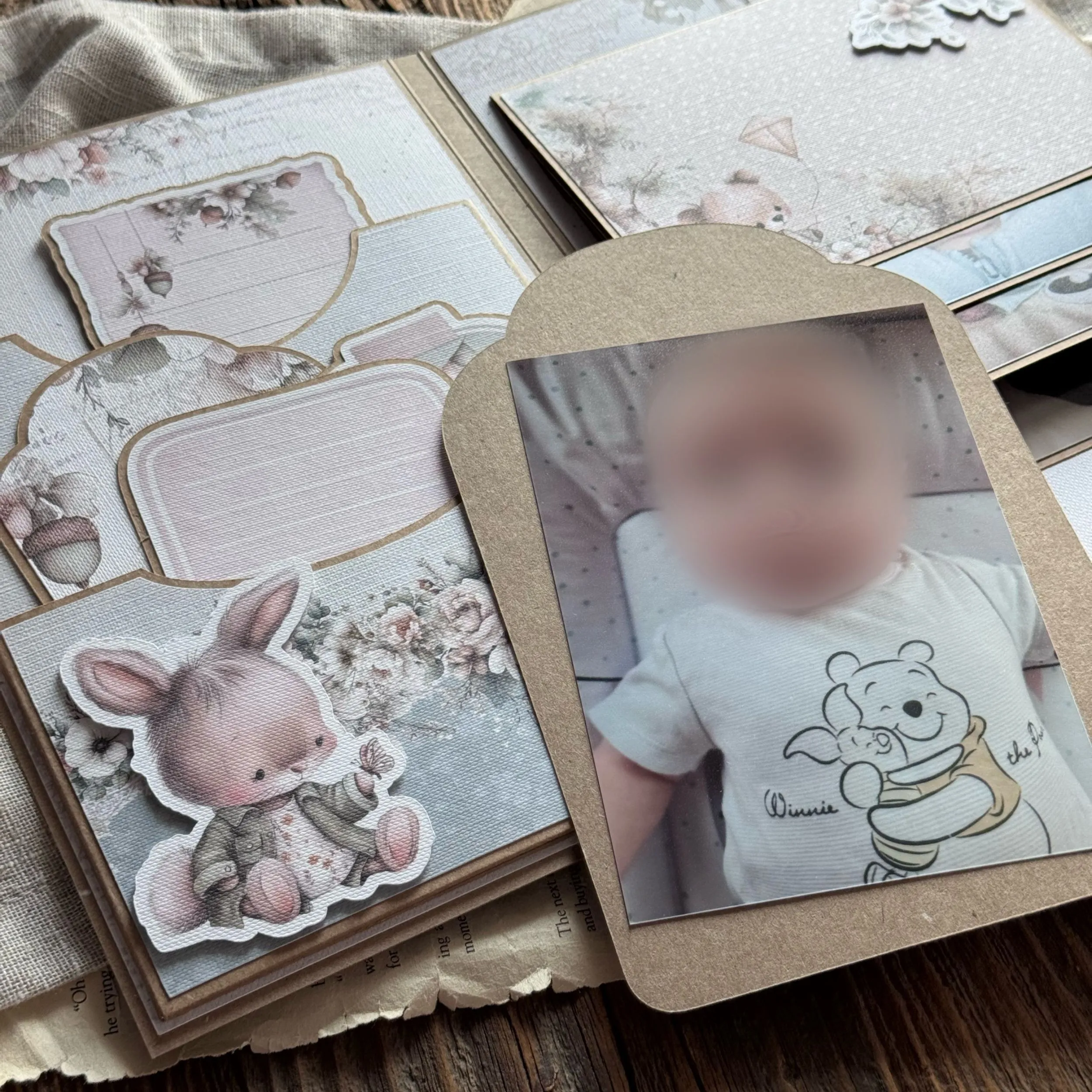 mini album na zdjęcia wypełniony fotografią i notatką w kieszonce