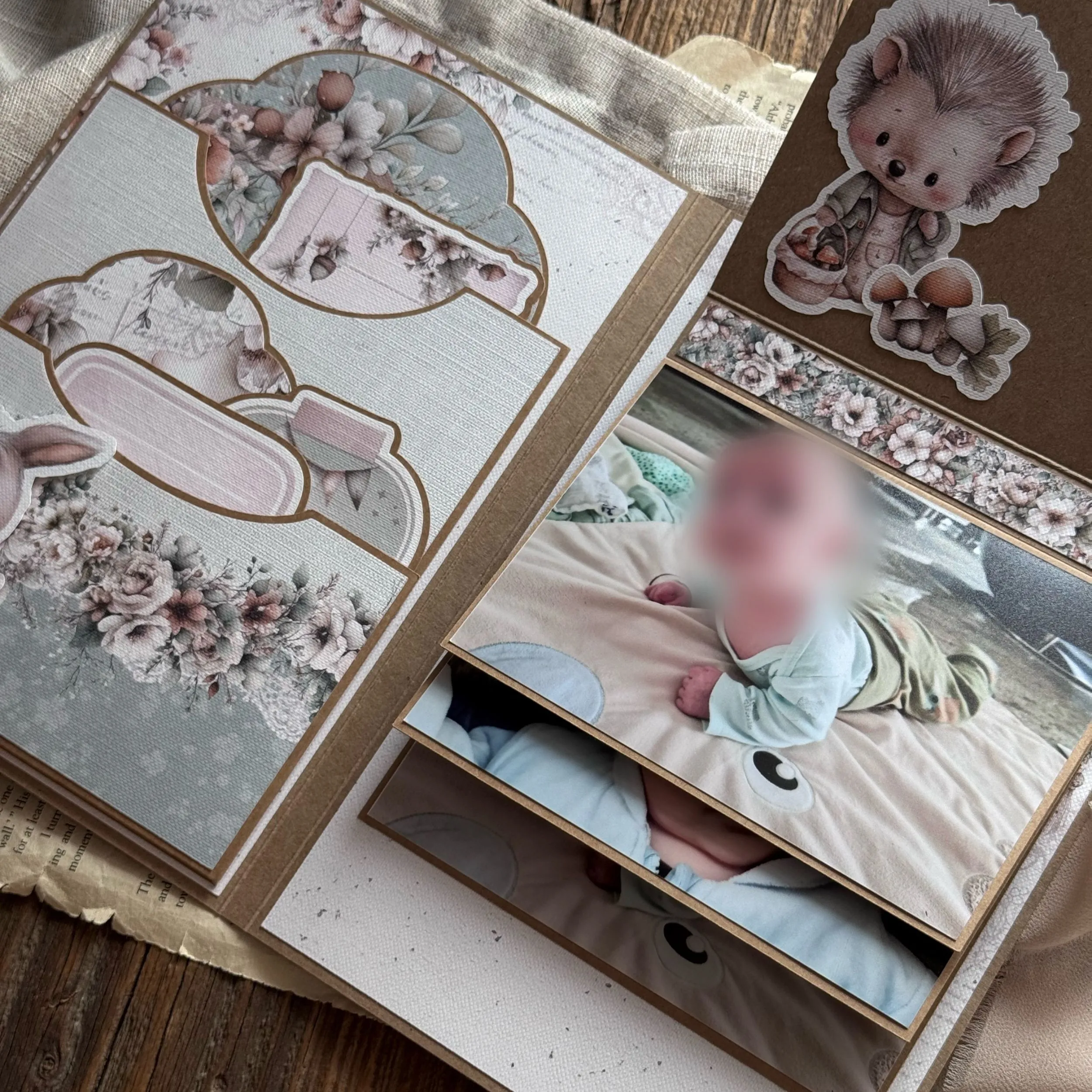 wodospad na zdjęcia w mini albumie – warstwy fotografii pod klapkami
