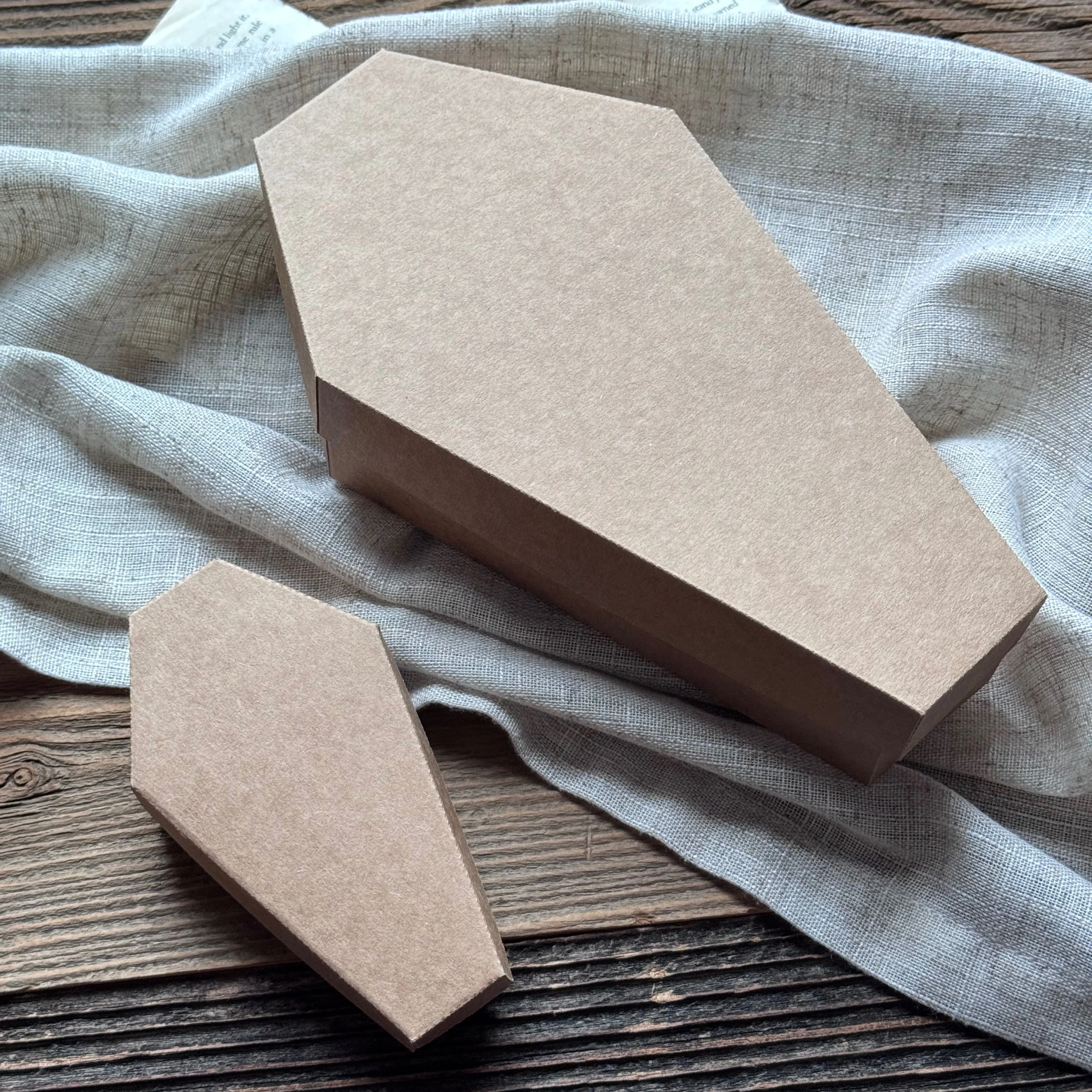 Złożone bazy pudełek w kształcie trumny kolor kraftowy