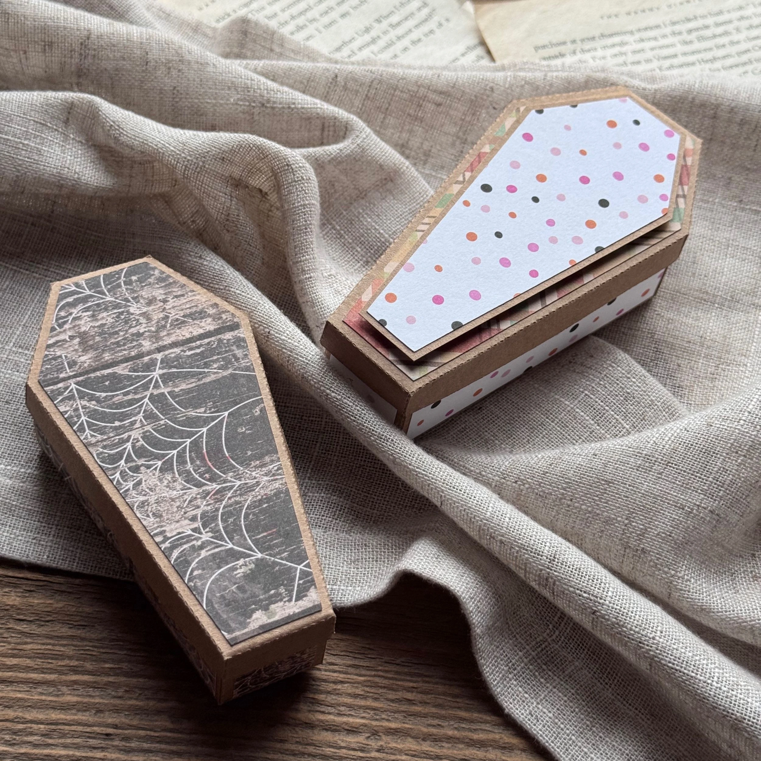 Dwie mini trumny ozdobione papierem scrapowym