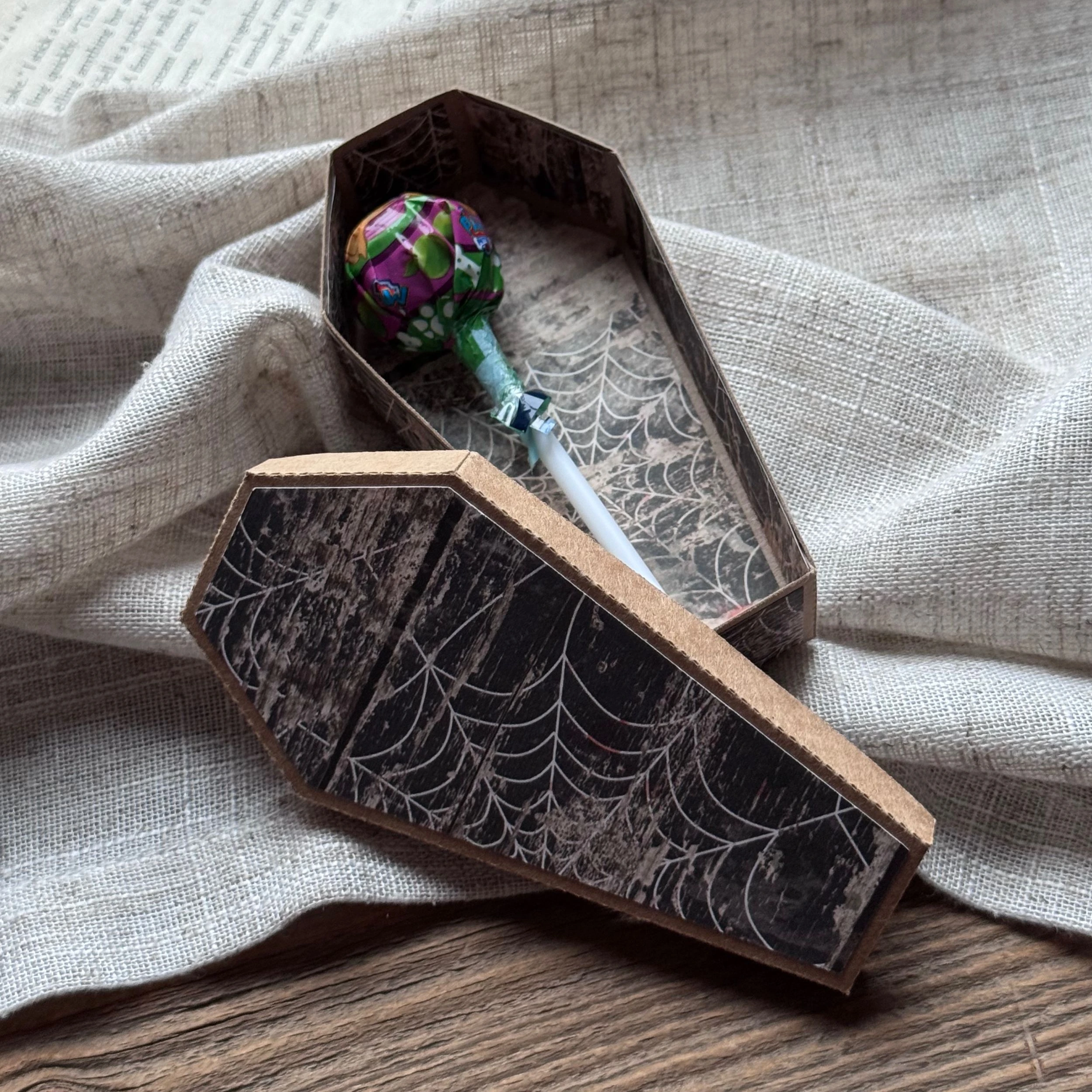 Ozdobione pudełko mini trumna