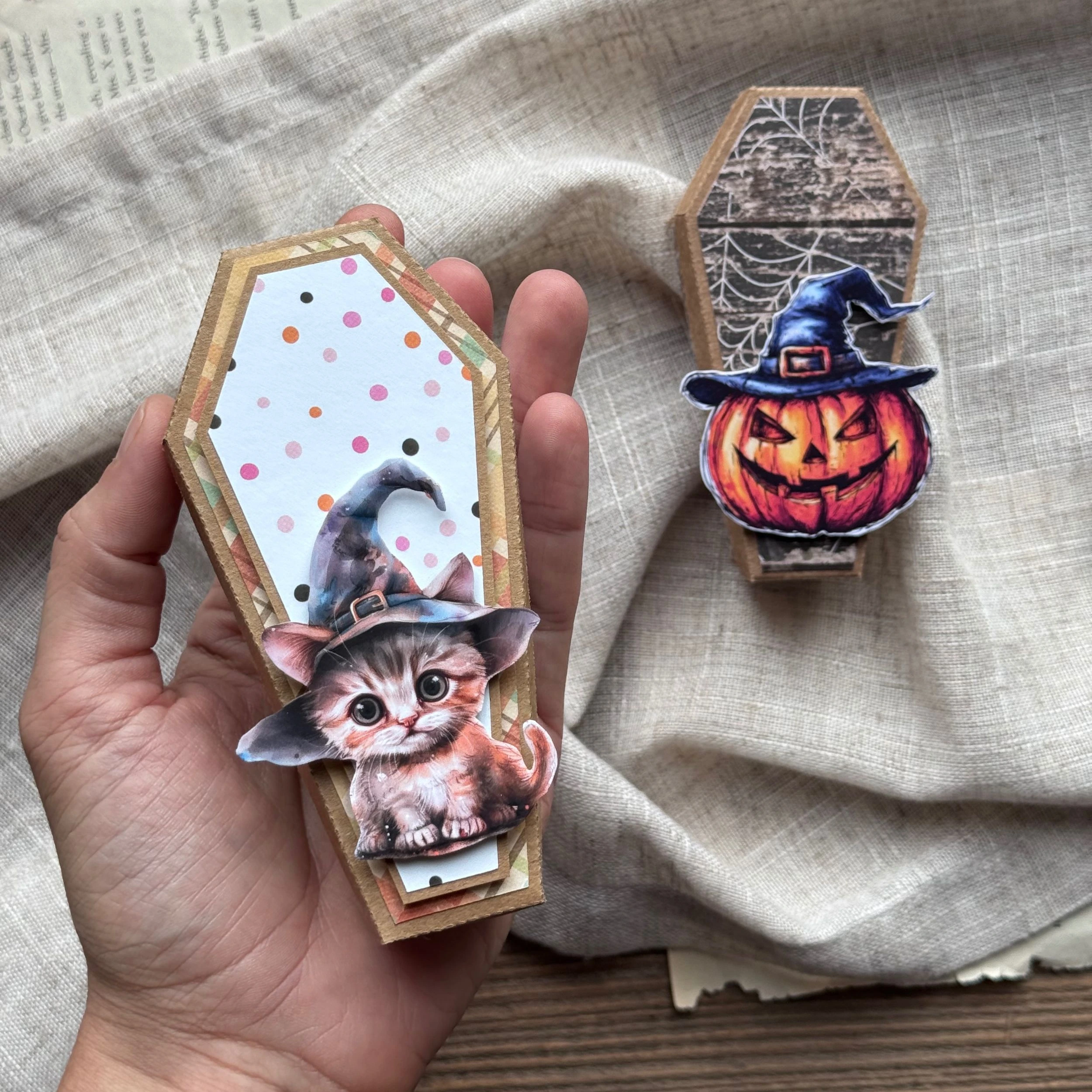 Mini trumny ozdobione papierem i grafiką halloweenową