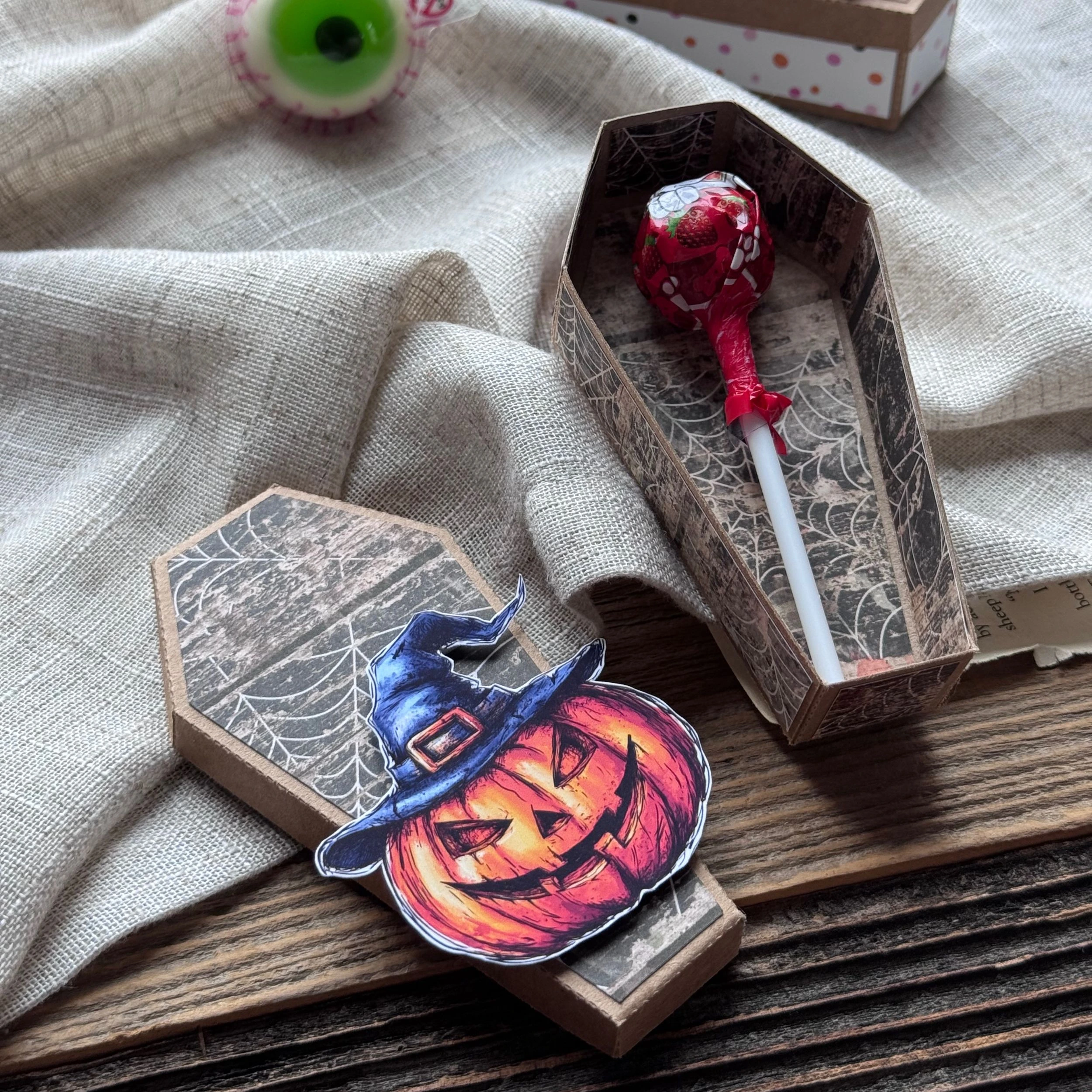 Lizak schowany w środku trumienki