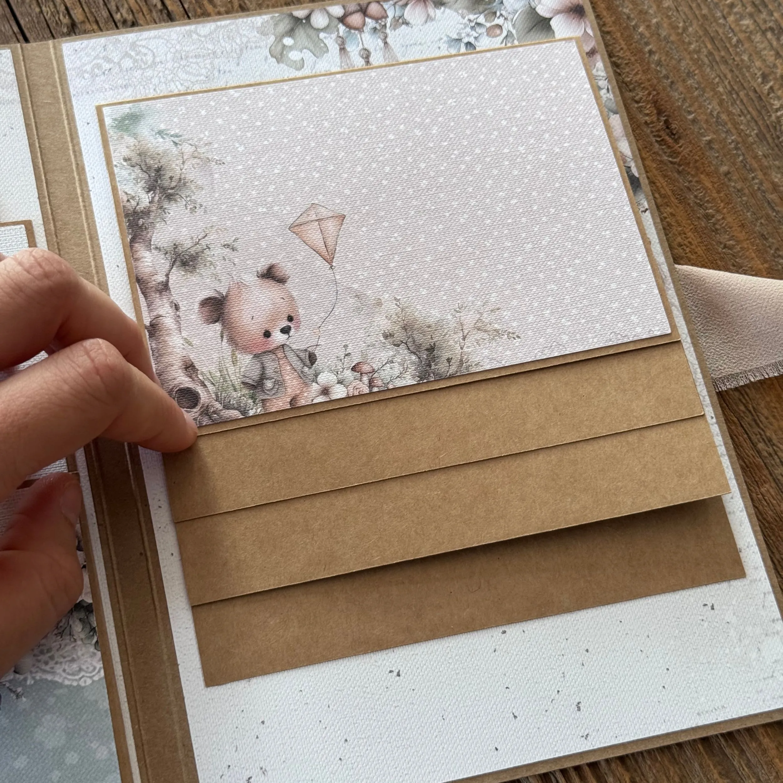 gotowy efekt wodospadu na zdjęcia w mini albumie scrapbookingowym
