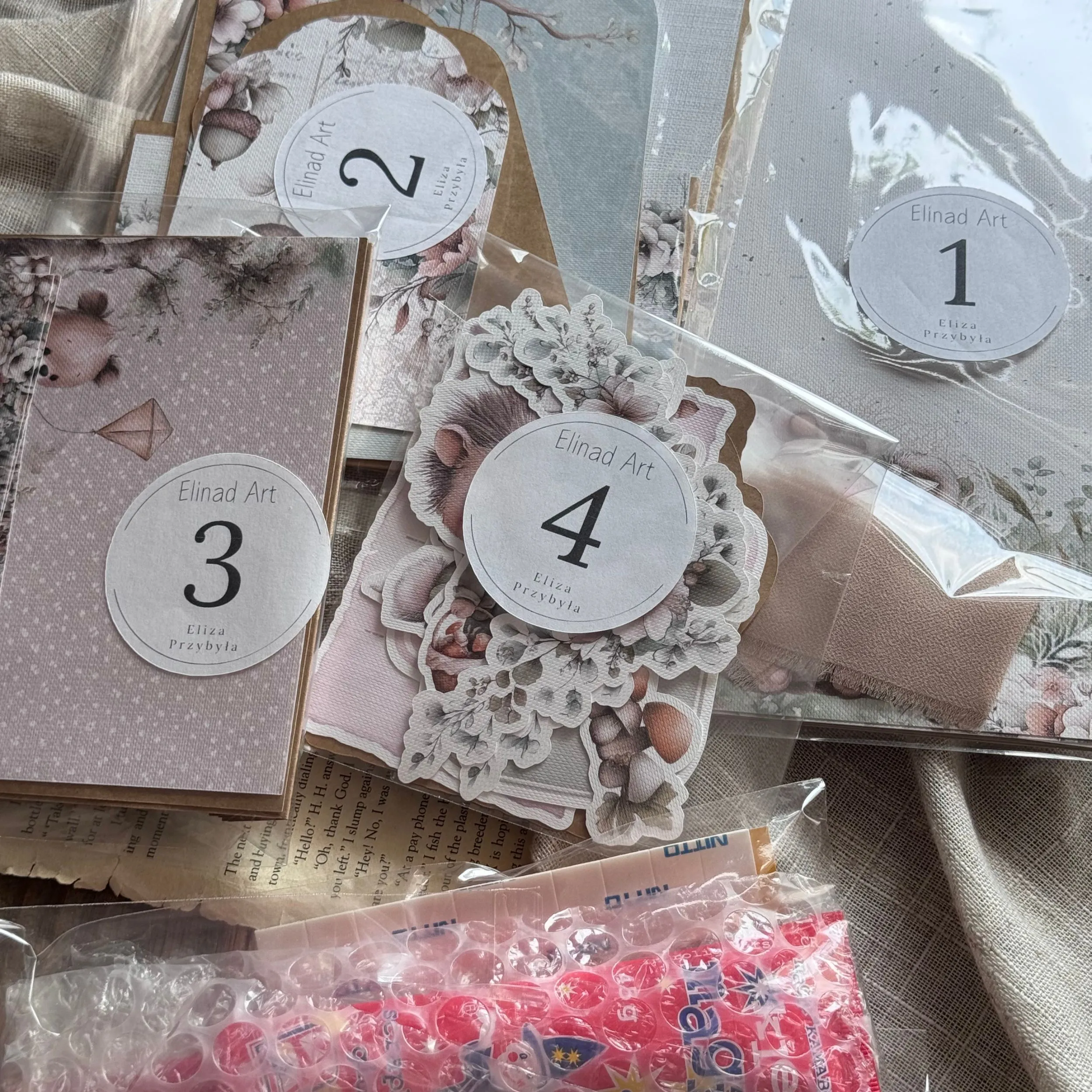 zawartość zestawu kreatywnego DIY do mini albumu – ponumerowane koszulki foliowe